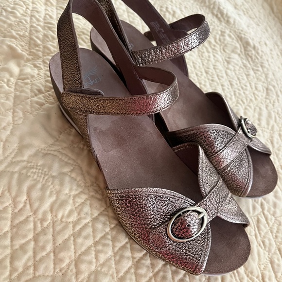 Dansko Gold Sandals Size 38 - Picture 2 of 11